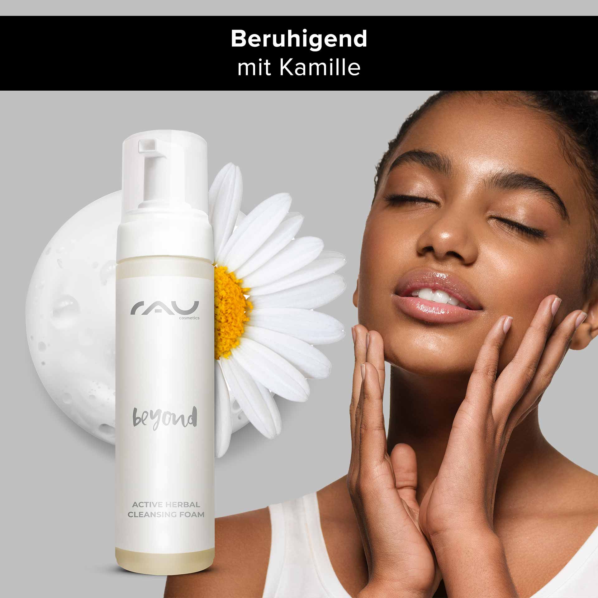 Очищающая пенка Beyond Active Herbal Cleansing Foam 200 мл RAU Cosmetics Active Herbal Cleansing Foam mit Kamille, mit einem Model, das sanft ihr Gesicht berührt und so eine wohltuende Gesichtsreinigung für empfindliche Haut fördert.