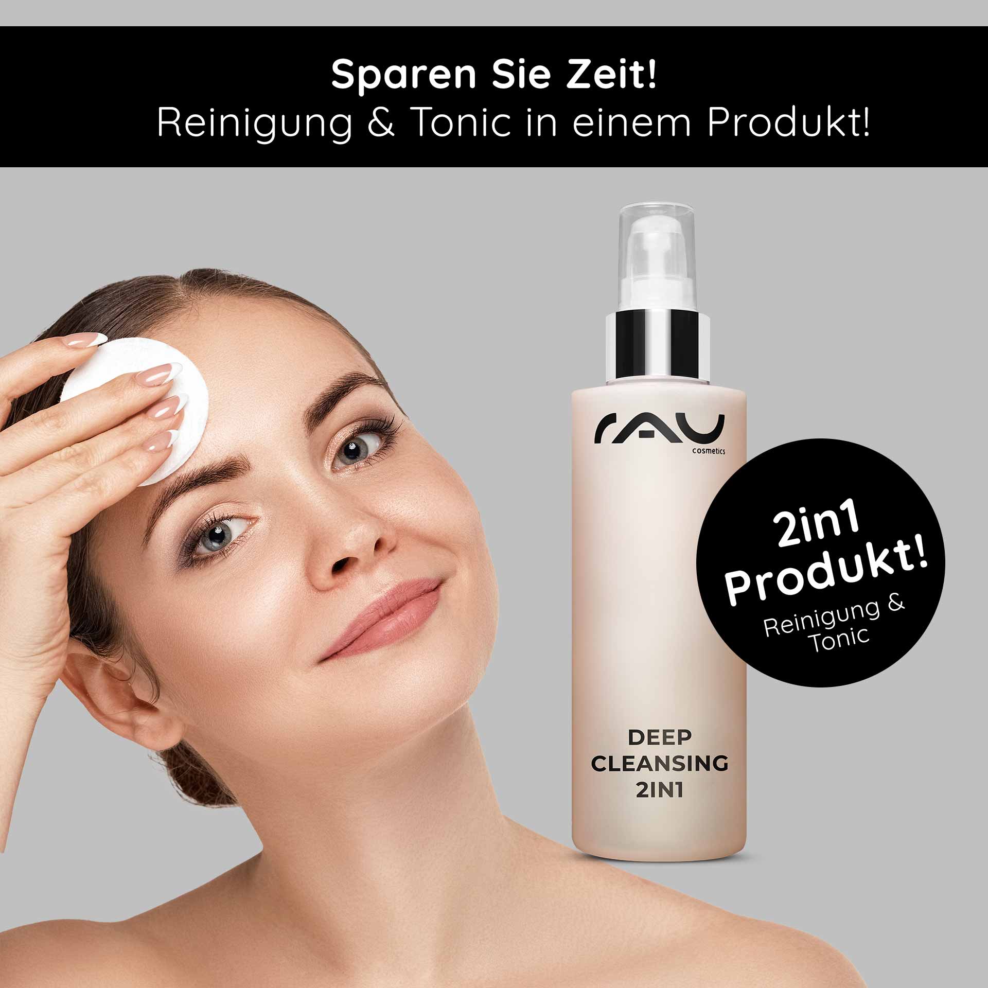 Тоник для лица 2в1 200 мл 2в1 Deep Cleansing 2in1 Frau mit Wattepad, das Gesicht reinigend, neben Flasche von RAU Cosmetics Deep Cleansing 2in1, Betonung auf Reinigung und Tonic in einem Produkt.
