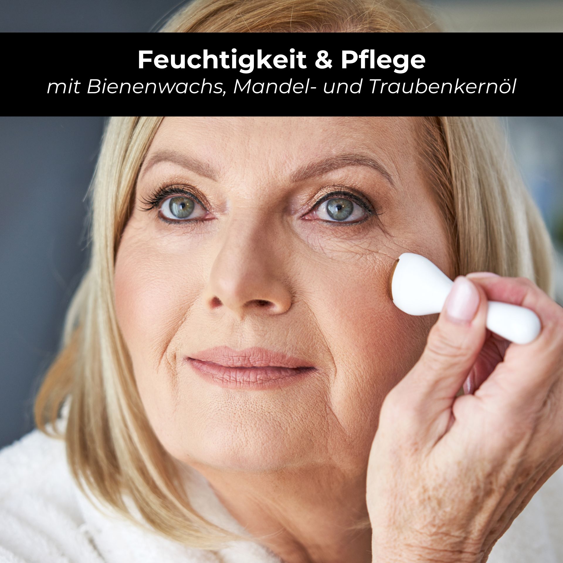 RAU BB Cream Perfect Care Bronze 8 ml - Уход за лицом и макияж в одном лице Frau mit blonden Haaren, die sanft eine BB Cream auf die Wange aufträgt, betont die Feuchtigkeit und Pflege mit Bienenwachs, Mandel- und Traubenkernöl, passend zur RAU BB Cream Perfect Care Bronze.