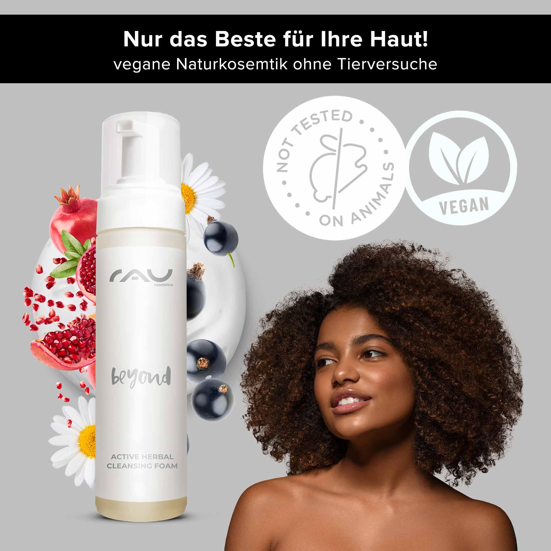 Очищающая пенка Beyond Active Herbal Cleansing Foam 200 мл RAU Cosmetics Beyond Active Herbal Cleansing Foam mit natürlichen Inhaltsstoffen, mit einer lächelnden Frau mit lockigem Haar, umgeben von botanischen Elementen wie Granatapfel, Kamille und schwarzer Johannisbeere, die die veganen und tierversuchsfreien E