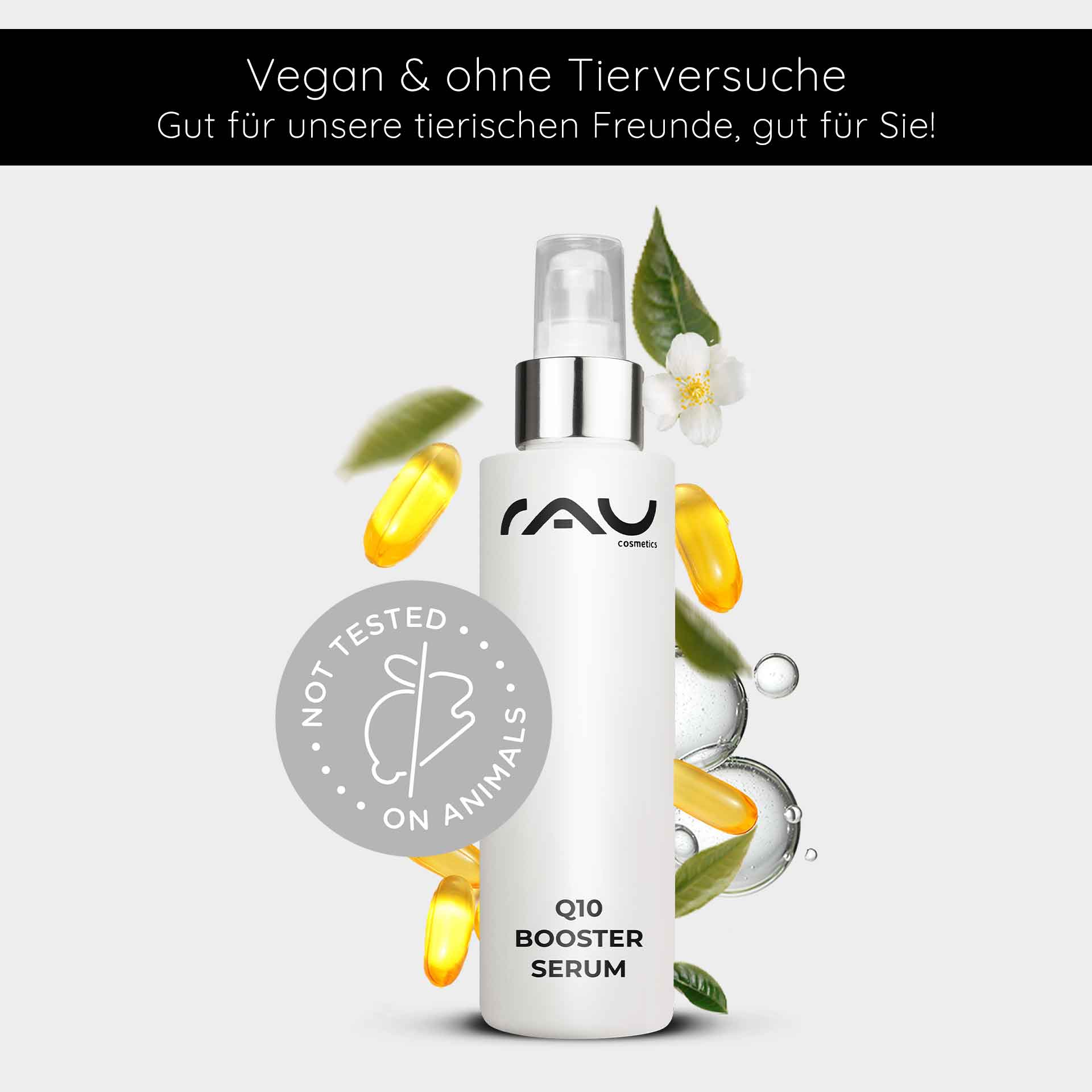 Сыворотка Q10 Booster Serum 100 мл - с гиалуроном, Q10 и лецитином Flasche des RAU Q10 Booster Serums mit veganem und tierversuchsfreien Hinweis, umgeben von Pflanzenextrakten und Kapseln, betont die feuchtigkeitsspendenden und anti-aging Eigenschaften für reife Haut.