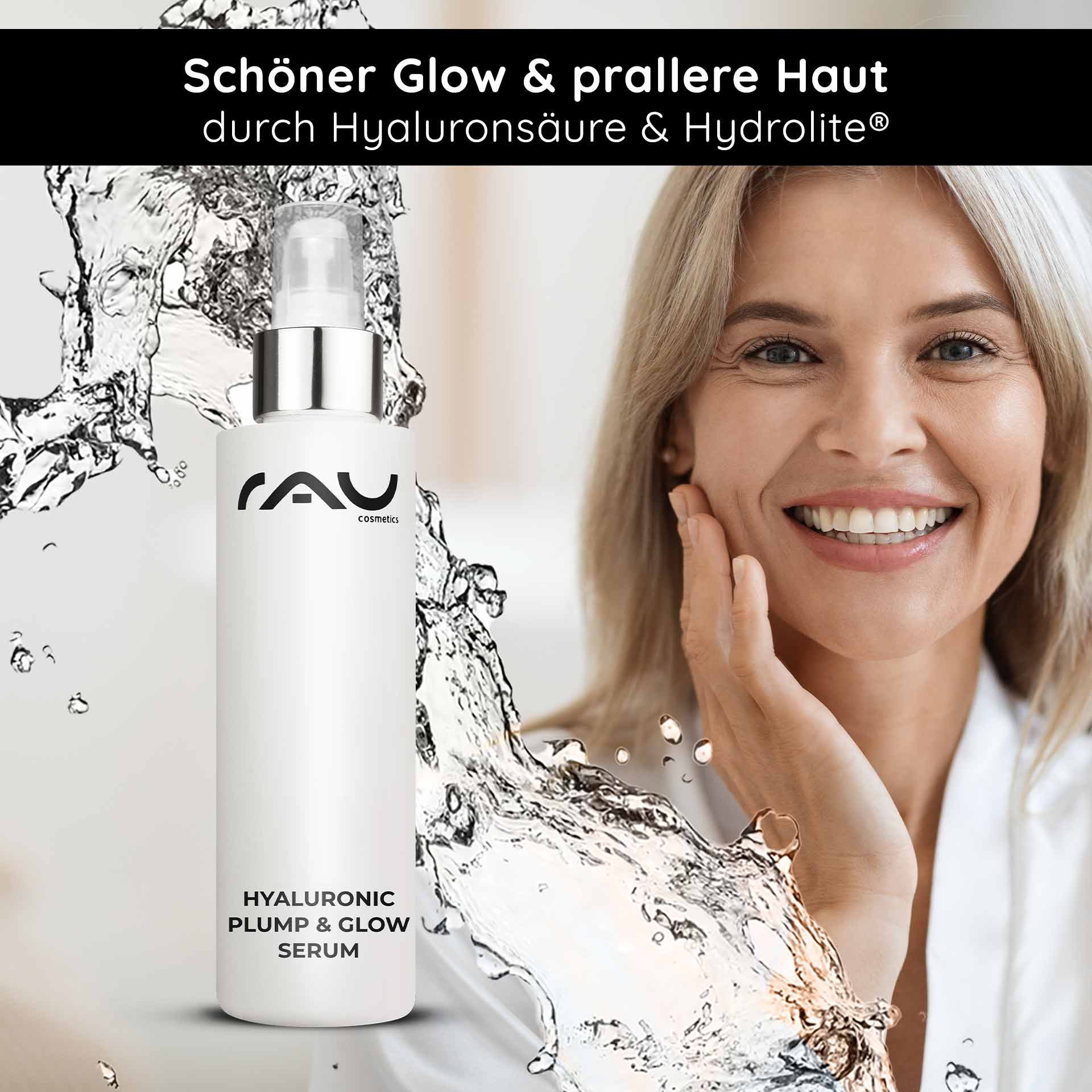 RAU Cosmetics Hyaluronic Plump & Glow Serum 100 мл Hyaluronic Plump & Glow Serum von RAU Cosmetics zeigt eine lächelnde Frau, die Serum auf ihr Gesicht aufträgt, wobei der Wasserspritzeffekt die Vorteile der Feuchtigkeitsversorgung und des Glanzes betont und die Anti-Aging-Eigenschaften hervorhebt.