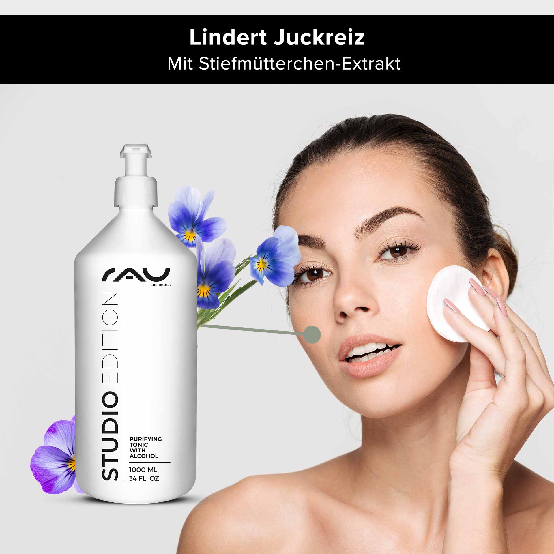 Очищающий тоник со спиртом 1000 мл против загрязнения кожи Reinigendes Tonikum mit Alkohol in einer 1000-ml-Flasche, Modell trägt Tonikum auf das Gesicht auf, mit Veilchen, beruhigende Eigenschaften für juckende Haut.