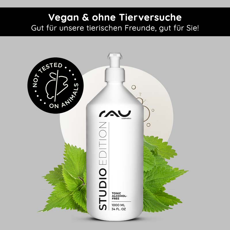 Тоник без спирта 1000 мл с экстрактом крапивы RAU Cosmetics Tonic, alkoholfrei, 1000 ml Flasche, mit Brennnesselextrakt, vegan und tierversuchsfrei, mit Betonung auf sanfter Hautreinigung und pH-Balance, vor dem Hintergrund grüner Brennnesselblätter und einem kreisförmigen Designelement.