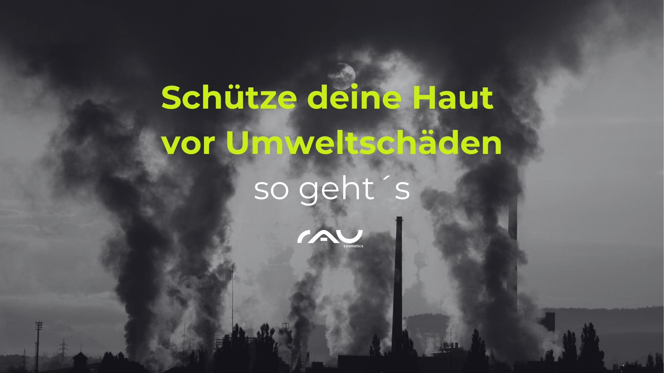 Schtze deine Haut vor Umweltschden Schwarze Rauchwolken über einer Stadt mit dem Text "Schütze deine Haut vor Umweltschäden – so geht´s" und dem Logo von RAU Cosmetics, thematisiert den Schutz der Haut vor Umwelteinflüssen.
