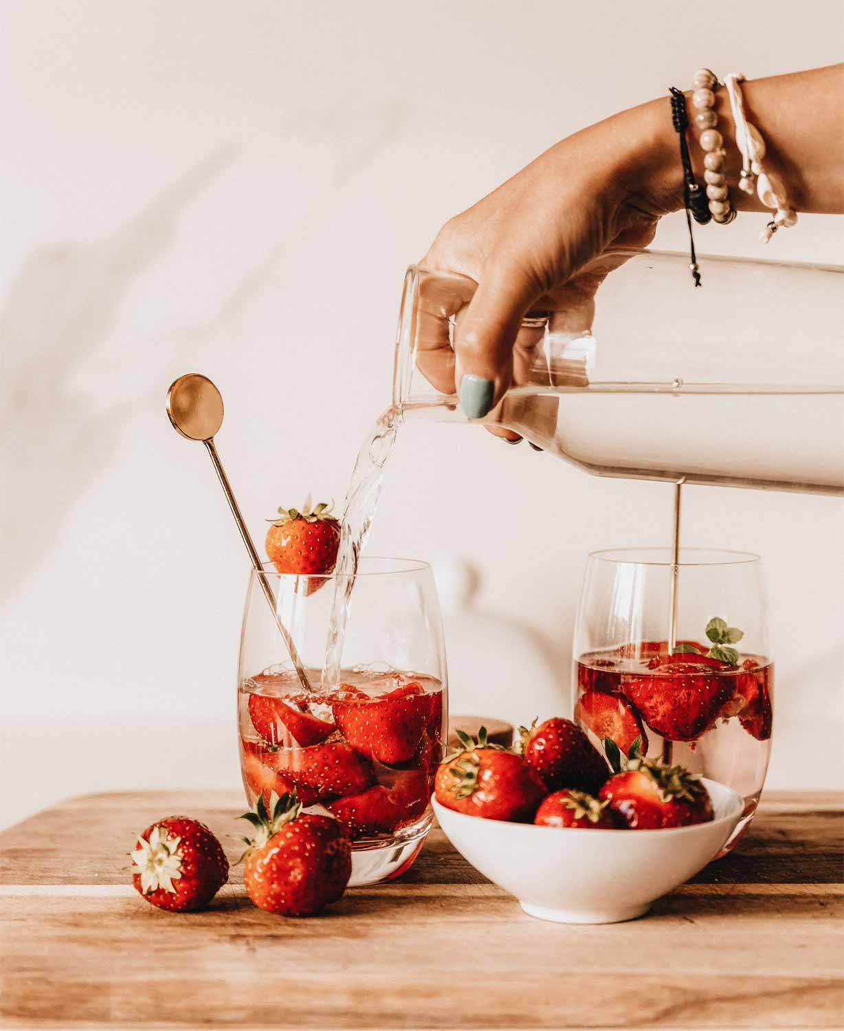 infused-water_Erfrischung_Sommer_Tipps_Haut-pflegen Infused Water – erfrischendes Sommergetränk mit Zitronenscheiben, Gurkenscheiben und Minzblättern in einem Glas, dekoriert mit frischen Zutaten
