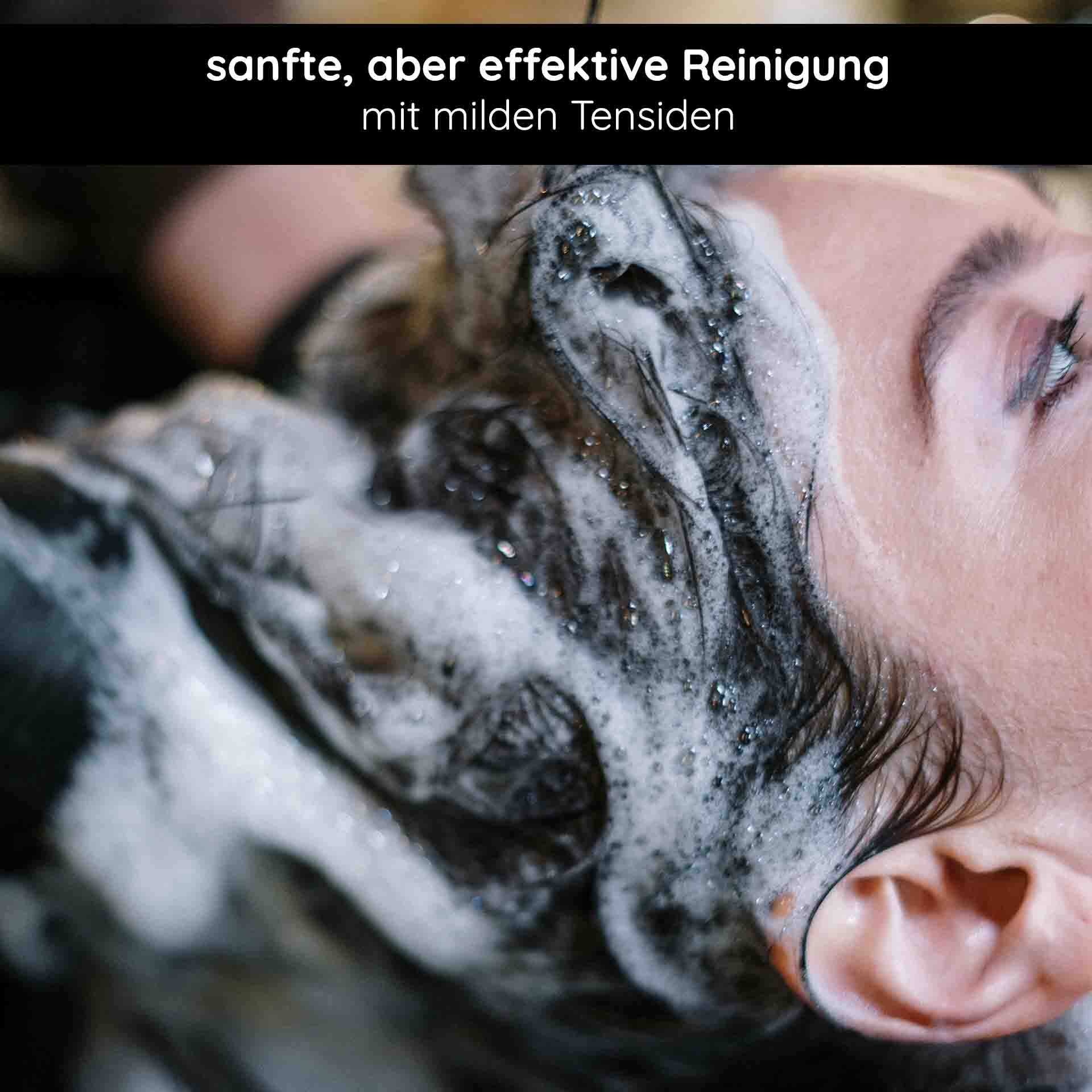 Shampoo mit sanfter, effektiver Reinigung und milden Tensiden, schäumend auf Haar während Anwendung.