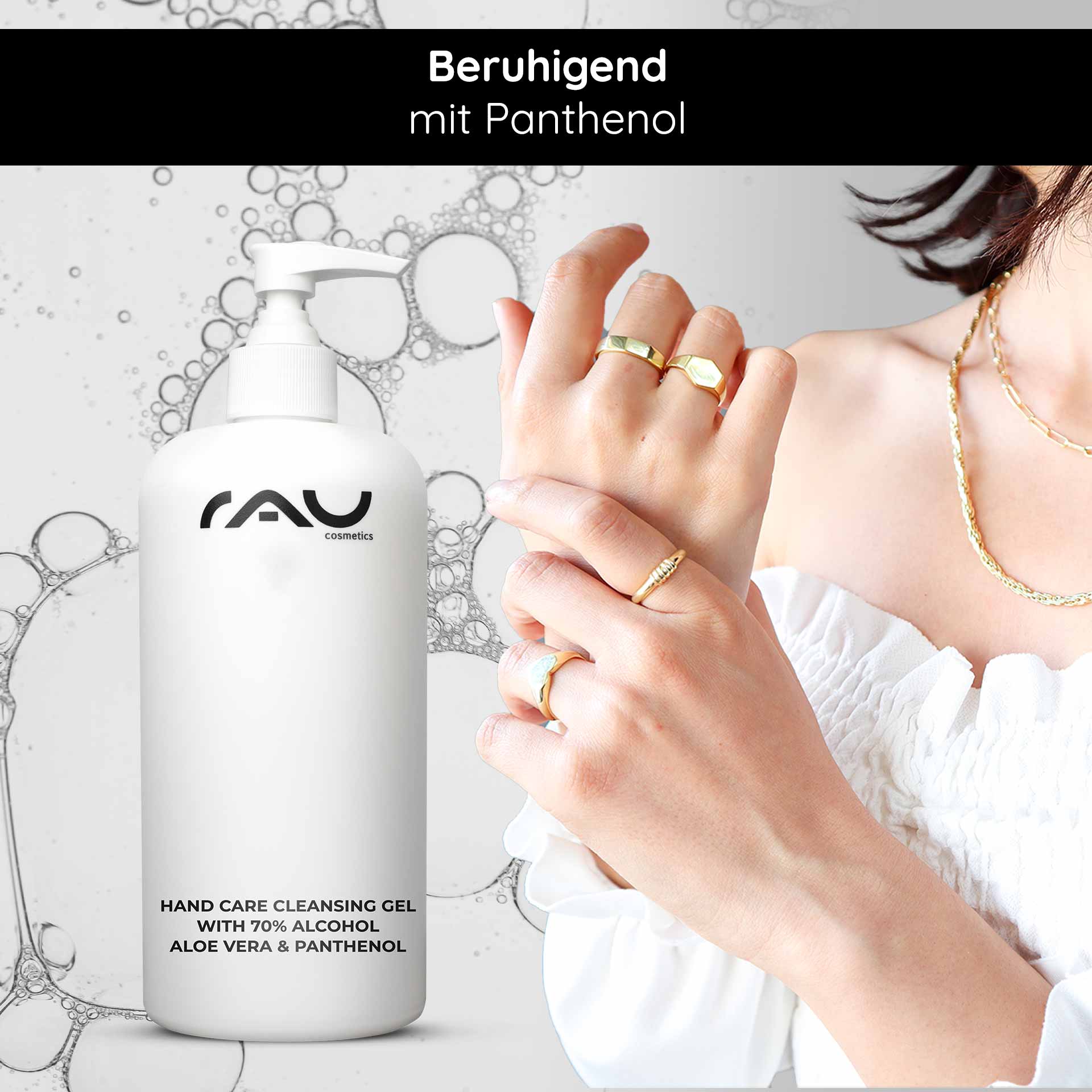 Очищающий гель для рук 500 мл Дезинфекция и уход Flasche des RAU Cosmetics Hand Care Reinigungsgels mit 70 % Alkohol, Aloe Vera und Panthenol, daneben eine mit Ringen geschmückte Frauenhand, die die Hautpflege und Desinfektion betont.