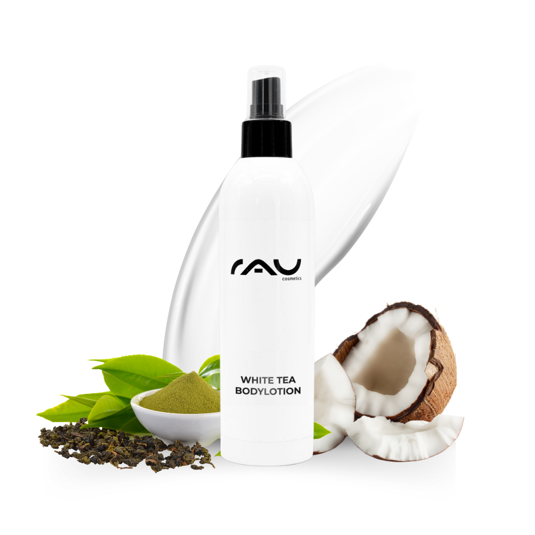 RAU White Tea Body Lotion 200 мл - насыщенный люкс-уход для тела Flasche der White Tea Bodylotion mit RAU-Logo, umgeben von grünen Teeblättern, grünem Pulver und Kokosnuss, wodurch die feuchtigkeitsspendenden und pflegenden Eigenschaften für trockene Haut betont werden.