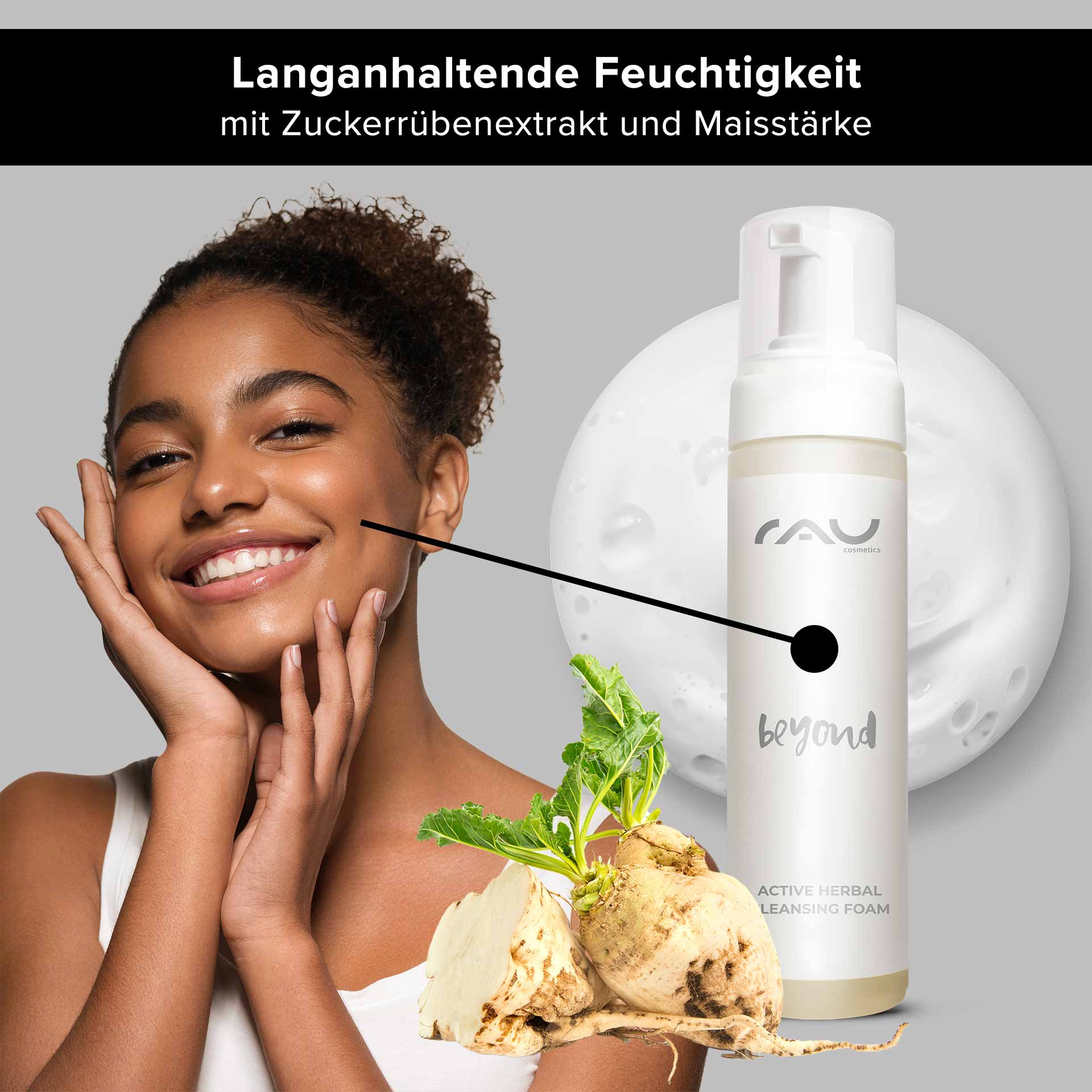 Очищающая пенка Beyond Active Herbal Cleansing Foam 200 мл Junge Frau mit strahlendem Lächeln und sanfter Hautpflege, präsentiert RAU Cosmetics Active Herbal Cleansing Foam mit Zuckerrübenextrakt und Maisstärke für langanhaltende Feuchtigkeit.