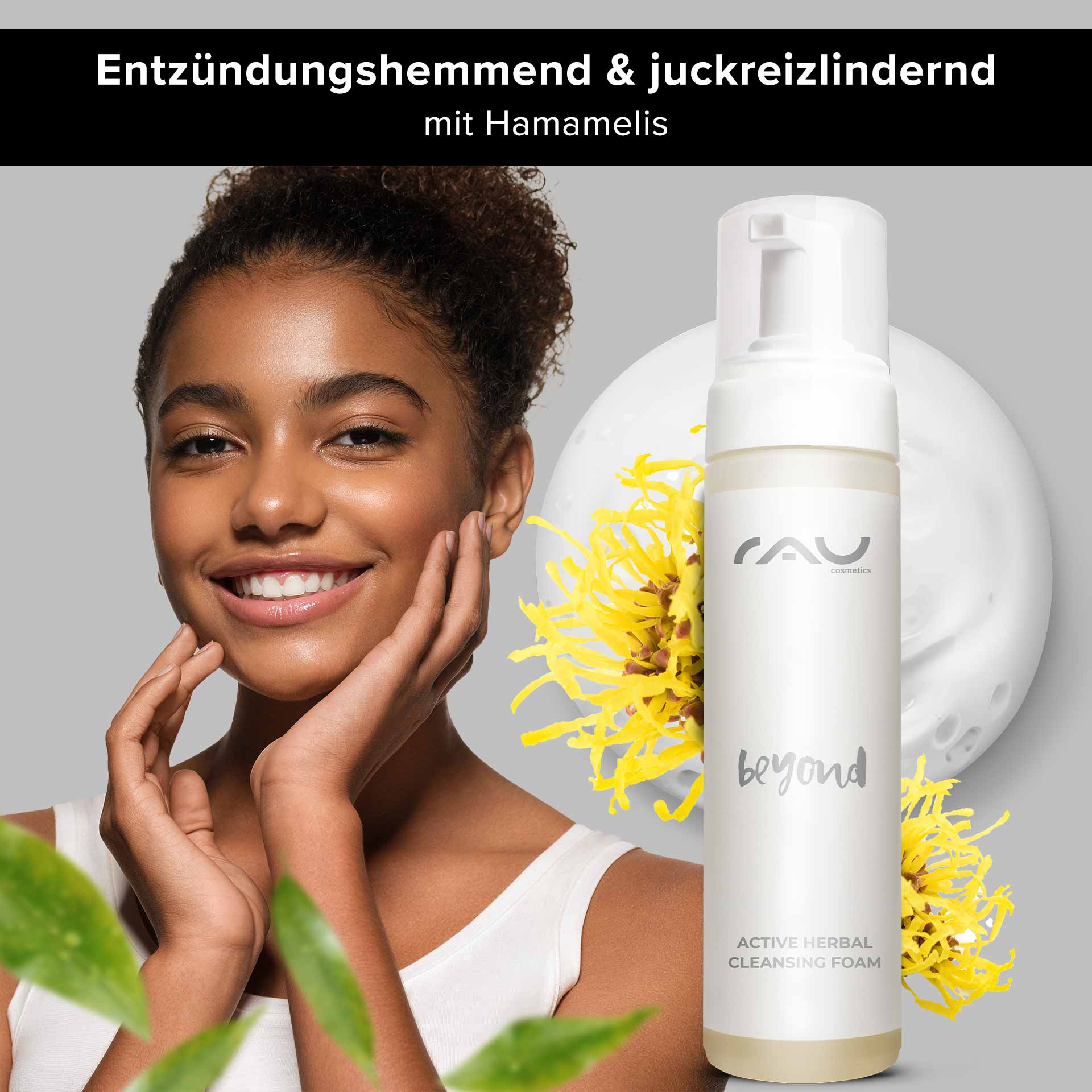 Очищающая пенка Beyond Active Herbal Cleansing Foam 200 мл Lächelnde Frau mit glatter Haut, die RAU Cosmetics Active Herbal Cleansing Foam präsentiert, umgeben von Hamamelisblüten und grünen Blättern, betont die entzündungshemmenden Eigenschaften des Gesichtsreinigers.